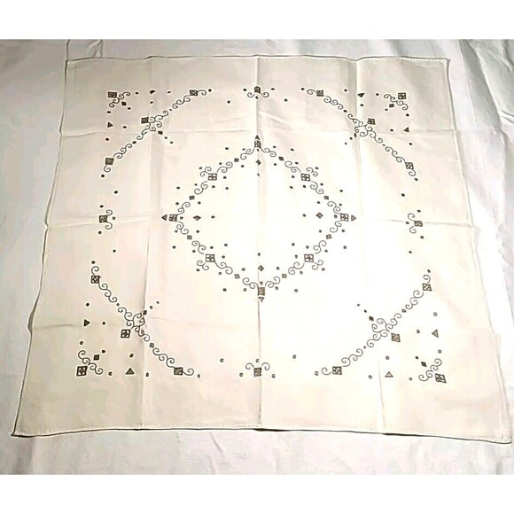 Vintage EUC Embroidered Tablecloth 32"x32" Square Beige & Cream Scroll - Picture 2 of 4